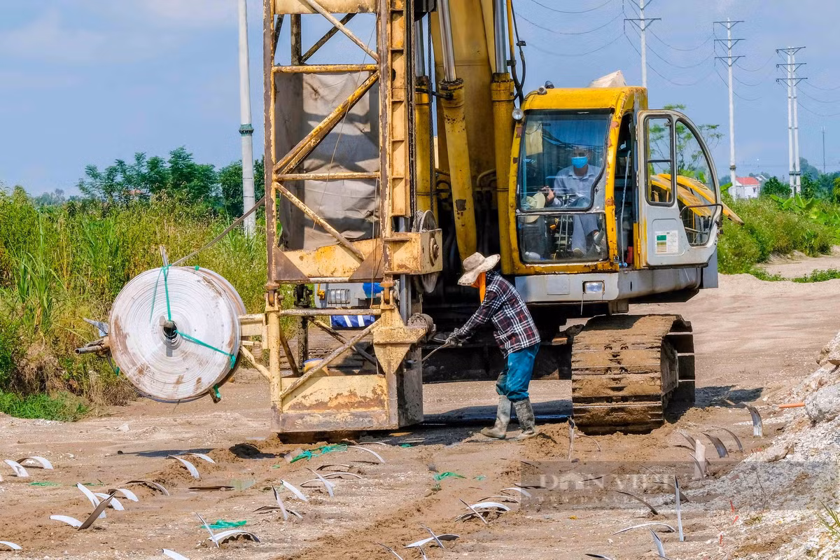 Các máy móc thi công vẫn hoạt động tại các điểm xây dựng dọc tuyến đường. Tuy nhiên, vẫn còn một số đoạn dọc tuyến đường chưa thi công, xuất hiện tình trạng cỏ mọc um tùm. (Ảnh: Dân Việt).