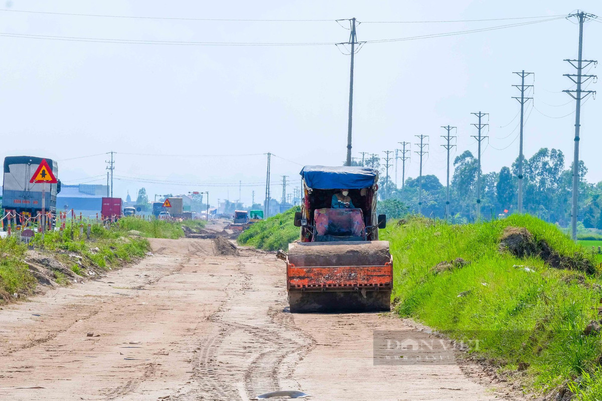 Trước đó, giai đoạn 1 của dự án được đầu tư quy mô 2 làn xe, nền đường rộng 12m, mặt đường rộng 11m, đã hoàn thành đưa vào khai thác năm 2019. (Ảnh: Dân Việt).