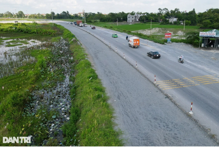Khu vực cuối tuyến đường đoạn qua nút giao Liêm Tuyền (cao tốc Cầu Giẽ - Ninh Bình) đang trong thời gian theo dõi lún nên đơn vị thi công chưa thảm nhựa mặt đường. (Ảnh: Dân Trí).