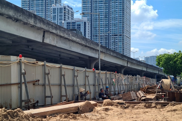 Công nhân làm việc vất vả tranh thủ nghỉ giải lao dưới thời tiết nắng gắt.