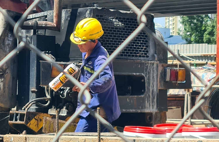 Dù thời tiết nắng nóng, oi bức nhưng công nhân vẫn miệt mài làm việc tại công trường.