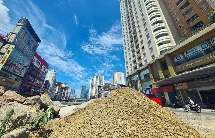 Một đoạn lối dẫn vào phần hầm hở bên trục đường Tố Hữu vẫn còn ngổn ngang.