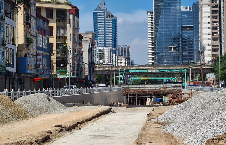 Theo tiến độ hầm chui Lê Văn Lương sẽ thông xe vào đúng dịp Hà Nội kỷ niệm 68 năm, ngày Giải phóng Thủ đô (10/10/2022).