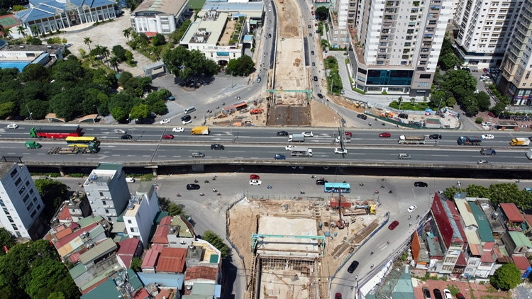 Theo thiết kế, hầm chui được xây dựng theo hướng đường Lê Văn Lương, đi ngầm qua nút giao Khuất Duy Tiến - Tố Hữu, có tổng chiều dài hầm và gờ chắn hai đầu là 475m.