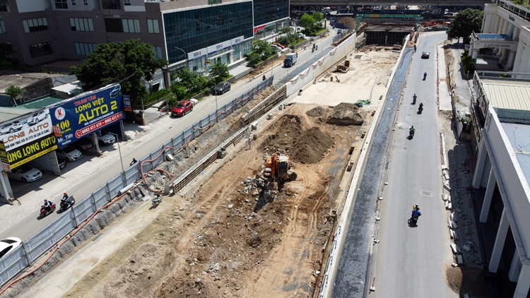 Phần hầm hở bên trục đường Tố Hữu đang dần được hình thành, hiện đã đổ bê tông xong phần bệ hầm. Nhà thầu đang tiếp tục triển khai các hạng mục tường chắn, đường dẫn vào hầm, cũng như các vách hầm.