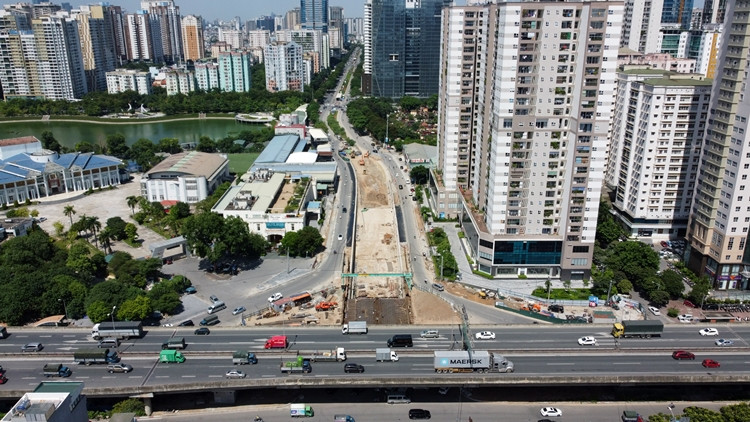 Hình ảnh phần hầm hở bên trục đường Lê Văn Lương cũng đang dần được hình thành.