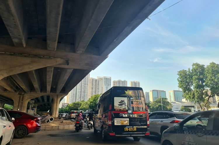 Sau khi 3 đốt hầm chính được đúc đổ xong, mặt bằng bên trên nút giao Lê Văn Lương - Tố Hữu - Vành đai 3 đã được lấp đất hoàn trả, mặt bằng được thảm lại. Tuy nhiên các phương tiện di chuyển qua khu vực dự án thỉnh thoảng vẫn rơi vào cảnh ùn ứ.