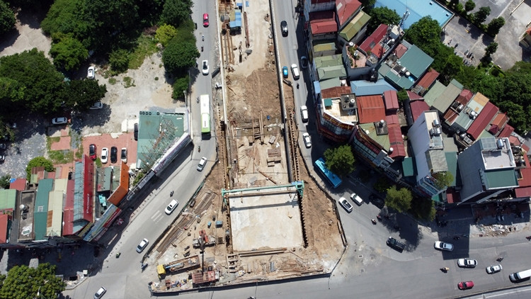 Mặt cắt ngang gồm 2 hầm riêng biệt, mỗi hầm có bề rộng 7,75m, gồm 2 làn xe cơ giới rộng 3,5 m/làn. Phần hầm hở mỗi chiều có bề rộng 7,75m phân cách 2 chiều bằng dải phân cách cứng rộng 1m; xén hè mở rộng đường Lê Văn Lương - Tố Hữu trong phạm vi dự án mỗi bên trung bình 5,5m để bố trí thêm 1 làn xe cơ giới.