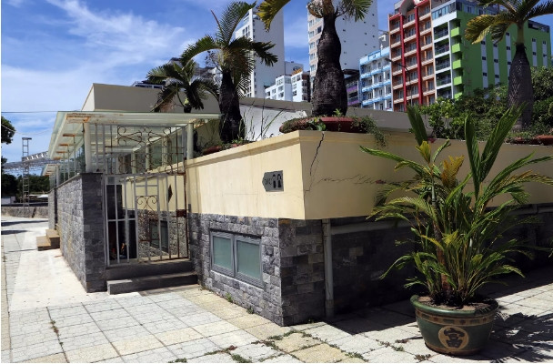 Nhà vệ sinh trong công viên đóng cửa, nhiều mảng tưởng đã nứt, tróc sơn. (Ảnh: Vietnamnet).