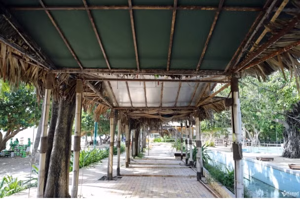 Xung quanh công viên có nhiều công trình che khuất tầm nhìn ra biển. (Ảnh: Vietnamnet).