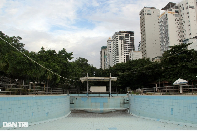 Các hạng mục bên trong dường như đã hư hỏng, xuống cấp khiến công viên trở nên hoang tàn. (Ảnh: Dân Trí).