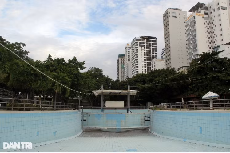 Các hạng mục bên trong dường như đã hư hỏng, xuống cấp khiến công viên trở nên hoang tàn. (Ảnh: Dân Trí).