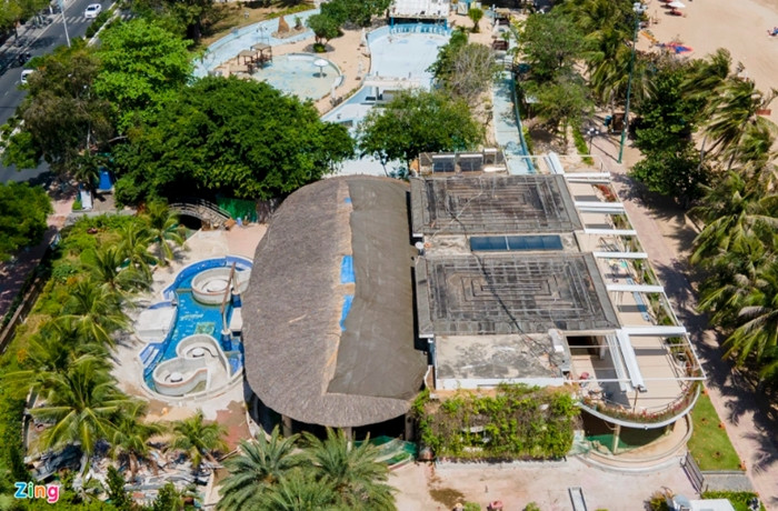 Tuy nhiên, mới đây, Sở Tài chính tỉnh Khánh Hòa xác nhận đã có thông báo về việc Công ty TNHH Invest Park Nha Trang phải bàn giao cho UBND TP.Nha Trang quản lý phần diện tích đất công cộng tại Công viên Phù Đổng và không được bồi hoàn các tài sản, công trình xây dựng trên đất. (Ảnh: Zing.vn).