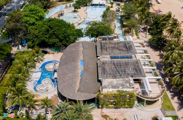 Tuy nhiên, mới đây, Sở Tài chính tỉnh Khánh Hòa xác nhận đã có thông báo về việc Công ty TNHH Invest Park Nha Trang phải bàn giao cho UBND TP.Nha Trang quản lý phần diện tích đất công cộng tại Công viên Phù Đổng và không được bồi hoàn các tài sản, công trình xây dựng trên đất. (Ảnh: Zing.vn).