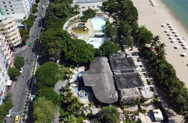 Công viên Phù Đổng được chính quyền Khánh Hòa chốt phương án thu hồi, không bồi thường tài sản trên đất dự án nhưng doanh nghiệp đã thế chấp tài sản cho ngân hàng, đang nợ 41 tỷ đồng, nên chưa thể bàn giao. Phía ngân hàng lo lắng rằng, nếu tỉnh Khánh Hòa thu hồi tài sản là dự án Công viên Phù Đổng sẽ giảm giá trị và phía ngân hàng có nguy cơ đổ nợ. (Ảnh: Vietnamnet).