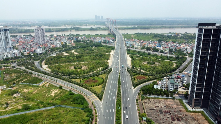 Hình ảnh đường Võ Chí Công (đoạn qua khu vực Cầu Nhật Tân) vẫn thông thoáng vào đầu giờ chiều nay. Dịp lễ Quốc khánh 2/9 năm nay được dự báo lưu lượng phương tiện tham gia giao thông sẽ tăng cao, tiềm ẩn nguy cơ xảy ra tai nạn và ùn tắc giao thông. Trước tình hình đó, cơ quan chức năng của TP Hà Nội đã chủ động xây dựng các phương án bảo đảm an toàn nhất.