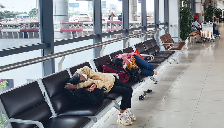 Nhiều hành khách ra sân bay sớm đã tranh thủ nằm chợp mắt ngay tại ghế chờ.