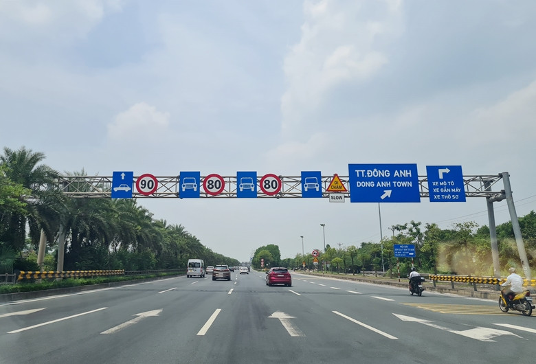 Đầu giờ chiều nay, tuyến đường Võ Chí Công, hướng nội thành ra sân bay Nội Bài chưa có dấu hiệu ùn tắc, các phương tiện lưu thông dễ dàng.