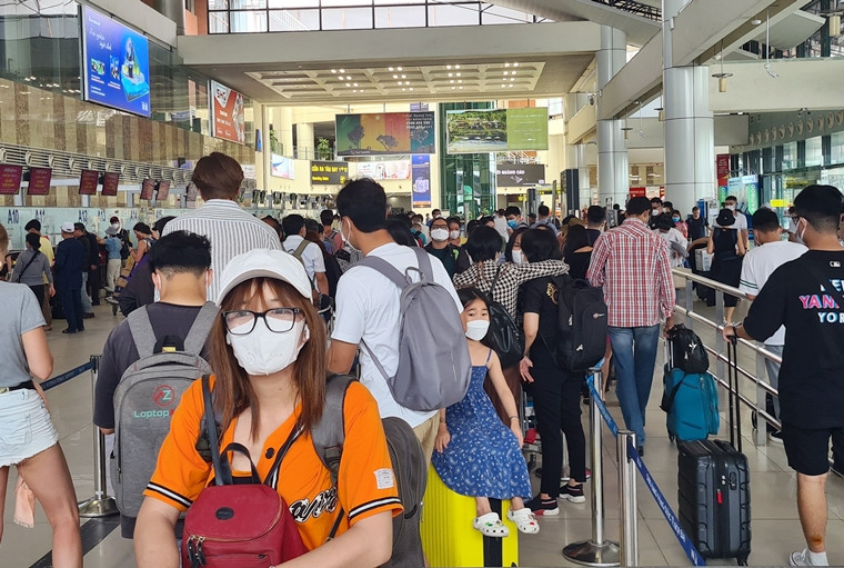 Khách hàng xếp hàng chờ đợi làm thủ tục "check in" tại quầy.