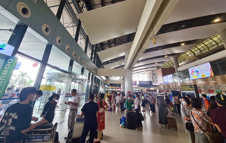 Khu vực sảnh nhà ga T1 sân bay Nội bài đông đúc hành khách.