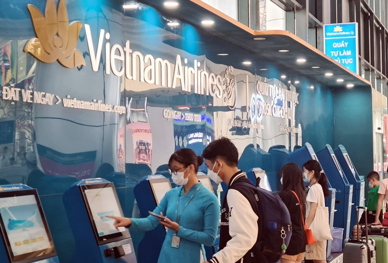 Nhiều người chọn hình thức "check in" online để rút ngắn thời gian và được tiếp viên của các hãng bay hướng dẫn nhiệt tình.