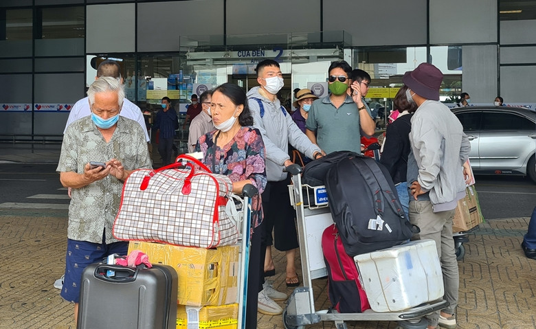 Nhiều hành lý được hành khách mang theo đến sân bay Nội Bài.