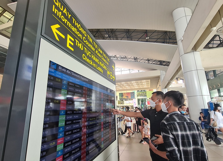 Khách hàng xem lại chuyến bay của mình trước khi làm các thủ tục lên máy bay.