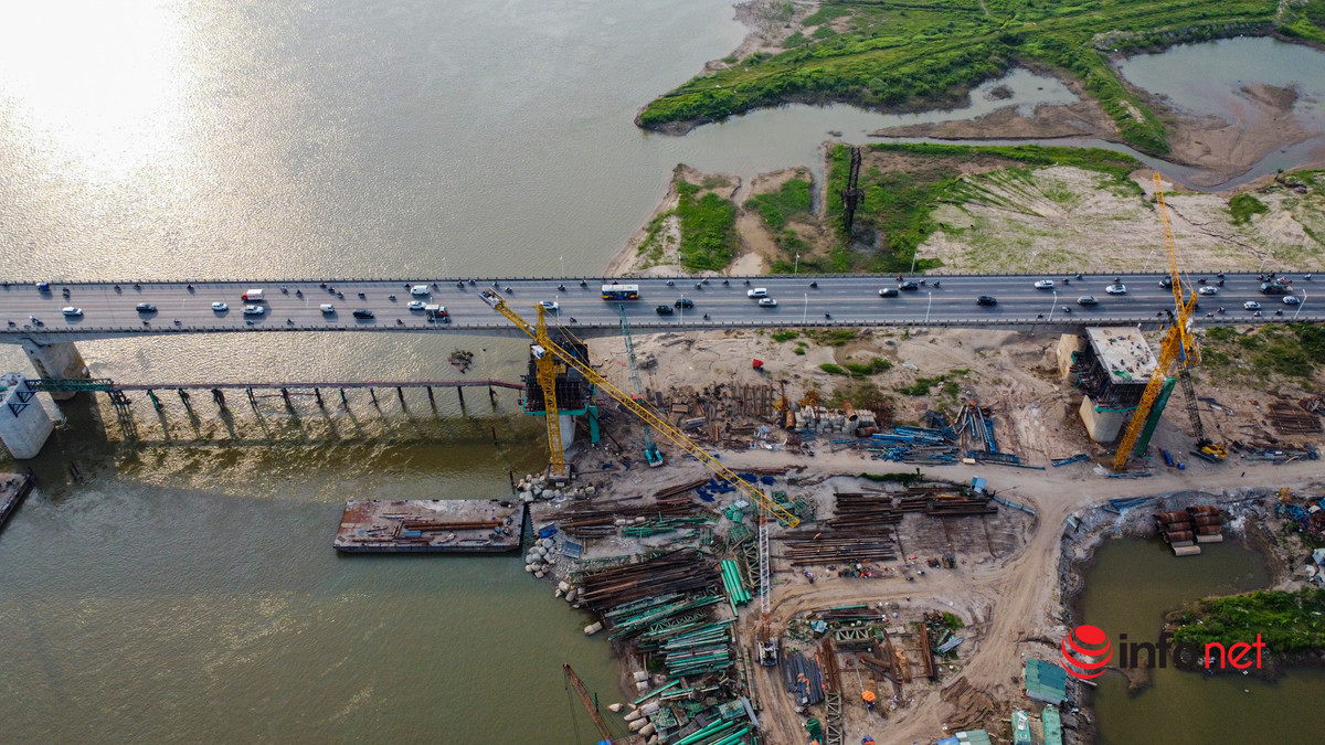 Từ cuối tháng 7, đơn vị thi công tiến hành hợp long nhịp cuối cùng đoạn cầu dẫn từ ngã tư giao cắt đường Cổ Linh (Long Biên, Hà Nội) đến sát đê sông Hồng có chiều dài gần 2,2km. (Ảnh: Infonet).