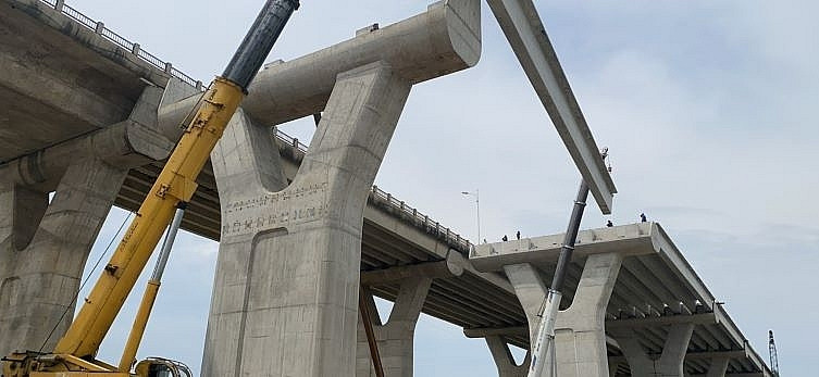 Đại diện Quản lý dự án Đầu tư các công trình giao thông TP Hà Nội cho báo chí biết, cầu Vĩnh Tuy 2 sẽ hoàn thành hợp long các nhịp chính trước tháng 4/2023. Nếu giữ vững tiến độ thi công, dự án có thể hoàn thành trước tháng 6/2023, vượt kế hoạch đề ra. (Ảnh: Báo Xây dựng).