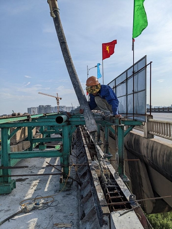 Một phần trụ cầu, mặt đường bê tông cơ bản đã hoàn thiện. (Ảnh: Báo Xây dựng).