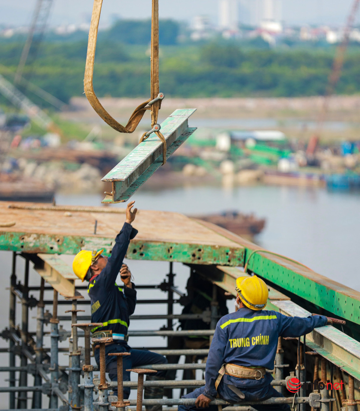 Các công nhân hoạt động hết công suất để đảm bảo các hạng mục của dự án được triển khai đúng tiến độ. (Ảnh: Infonet).