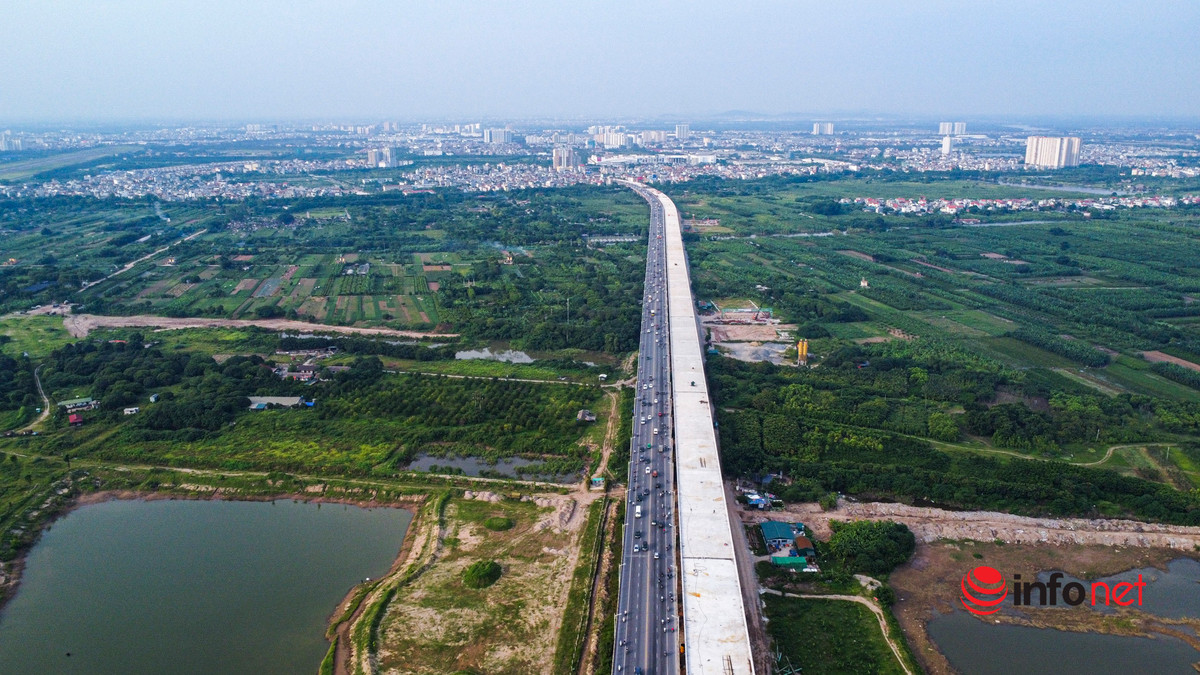 Sau 2 năm triển khai, các đơn vị thi công Cầu Vĩnh Tuy giai đoạn 2 đang tập trung đẩy nhanh tiến độ xây dựng các trụ cầu giữa lòng sông. (Ảnh: Infonet).
