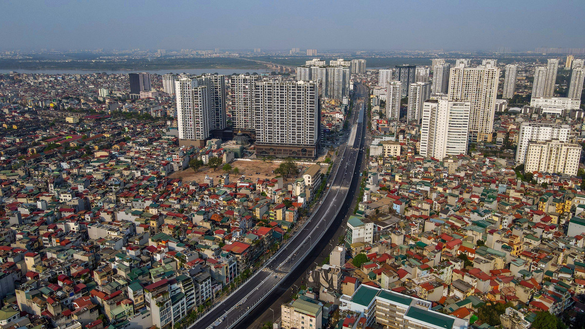 Cầu Vĩnh Tuy giai đoạn 2 là một trong những công trình trọng điểm cấp bách của TP Hà Nội. Khi cầu hoàn thành, khớp nối với đường Vành đai 2 trên cao sẽ tạo thành trục giao thông hoàn chỉnh từ trung tâm Hà Nội tới khu vực phía Bắc và Đông Bắc của Hà Nội. Cầu sẽ giảm áp lực cho tuyến giao thông trọng điểm của Thủ đô, nhất là giảm lưu lượng xe trên cầu Thanh Trì và đường Vành đai 3. (Ảnh: Zing).