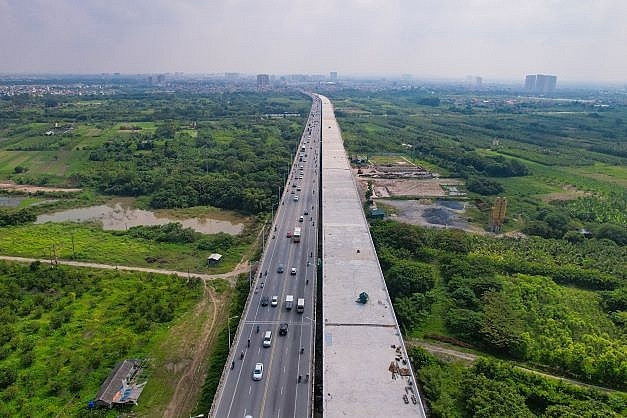 Cầu Vĩnh Tuy 2 có thiết kế giống cầu Vĩnh Tuy 1 với tổng chiều dài và đường dẫn là hơn 3,4km. Sau khi hoàn thành, cầu Vĩnh Tuy 2 và Vĩnh Tuy 1 sẽ có tổng cộng 8 làn xe. (Ảnh: Báo Xây dựng).