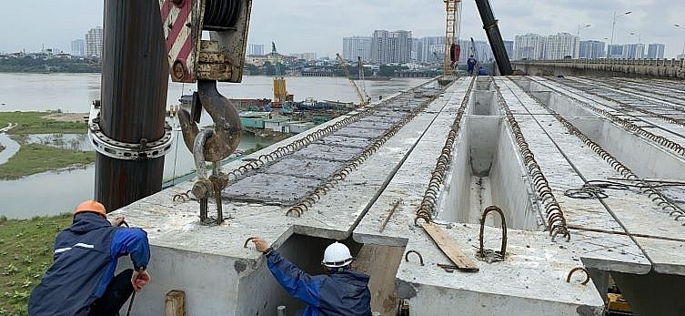 Các hạng mục khác như lan can, hệ thống thoát nước, bề mặt cầu sẽ được thi công ngay sau khi hoàn thành hợp long. (Ảnh: Báo Xây dựng).