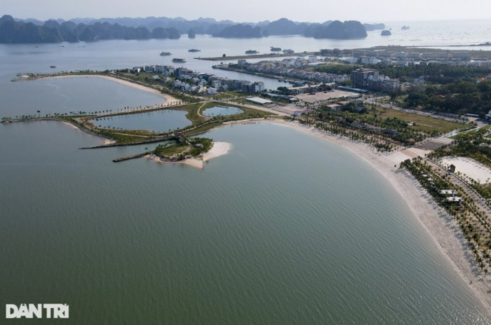 Cuối năm 2019, dự án Đảo Tuần Châu được UBND tỉnh Quảng Ninh đồng ý mở rộng khu du lịch giải trí thêm hơn 1.000ha, quy mô dân số khoảng 50.000 - 70.000 người được chia làm 7 tiểu khu…Tháng 7/2022, báo chí dẫn thông tin từ website vivaland.com cho biết, Viva Land làm chủ mới dự án Đảo Tuần Châu. (Ảnh: Dân Trí).