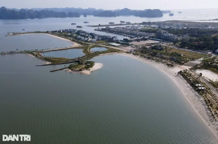 Cuối năm 2019, dự án Đảo Tuần Châu được UBND tỉnh Quảng Ninh đồng ý mở rộng khu du lịch giải trí thêm hơn 1.000ha, quy mô dân số khoảng 50.000 - 70.000 người được chia làm 7 tiểu khu…Tháng 7/2022, báo chí dẫn thông tin từ website vivaland.com cho biết, Viva Land làm chủ mới dự án Đảo Tuần Châu. (Ảnh: Dân Trí).