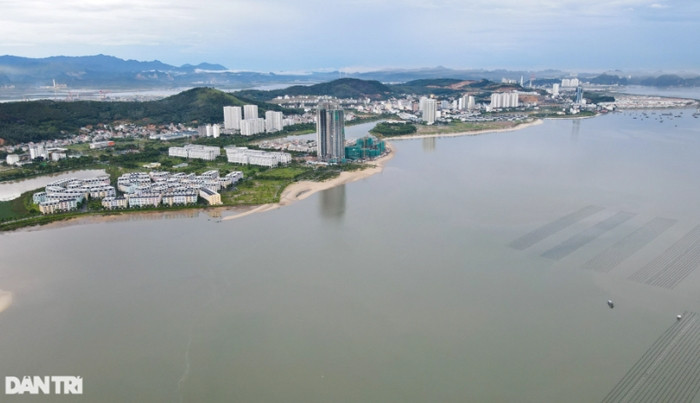 Đến thời điểm này, tại dự án khu đô thị Halong Marina có hàng loạt công trình tiền tỷ đang mọc lên, mang lại lợi nhuận "khủng" cho chủ đầu tư. (Ảnh: Dân Trí).