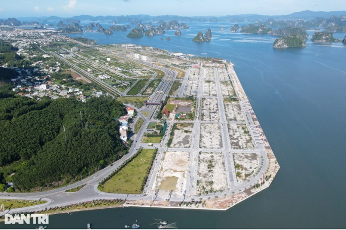 Khu đô thị Phương Đông là dự án khu phức hợp Trung tâm thương mại, khách sạn và nhà ở giáp biển có quy mô lớn tại huyện Vân Đồn (Quảng Ninh) với diện tích 178ha. Dự án do Công ty cổ phần đầu tư xây dựng Phương Đông làm chủ đầu tư. (Ảnh: Dân Trí).