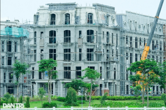 Hiện tại, phần diện tích lấn biển của dự án đang dần hình thành rõ nét. Nhiều hạng mục như khách sạn 5 sao và các dãy nhà phố thương mại (shophouse), bãi biển nhân tạo, khu vui chơi giải trí... tại khu du lịch Quốc tế Đồi Rồng đang được triển khai xây dựng và một số đã đưa vào sử dụng. Được biết, các căn shophouse dự án này đang trong quá trình được hoàn thiện, có giá bán thấp nhất hơn 9 tỷ đồng/căn. (Ảnh: Dân Trí).