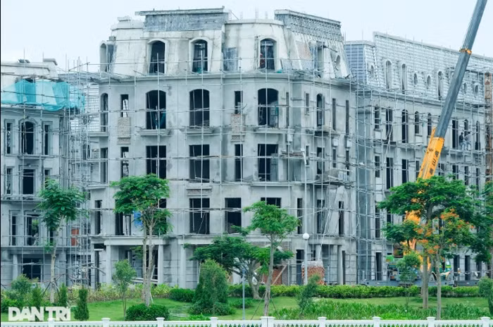 Hiện tại, phần diện tích lấn biển của dự án đang dần hình thành rõ nét. Nhiều hạng mục như khách sạn 5 sao và các dãy nhà phố thương mại (shophouse), bãi biển nhân tạo, khu vui chơi giải trí... tại khu du lịch Quốc tế Đồi Rồng đang được triển khai xây dựng và một số đã đưa vào sử dụng. Được biết, các căn shophouse dự án này đang trong quá trình được hoàn thiện, có giá bán thấp nhất hơn 9 tỷ đồng/căn. (Ảnh: Dân Trí).