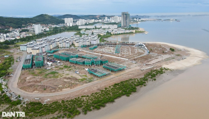 Vị trí khu đô thị du lịch Halong Marina được đánh giá là tâm điểm phát triển sôi động phía Tây Nam Hạ Long. Trong bán kính 10km, khu đô thị này liên kết liên khu vực và liên tỉnh thuận lợi với đường Hoàng Quốc Việt và đường Hạ Long kết nối với Quốc lộ 18. (Ảnh: Dân Trí).