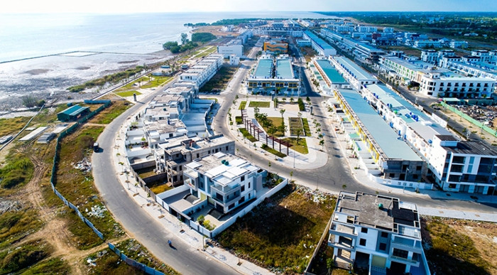 Dự án với quy mô 99,84 ha, tổng vốn đầu tư 3.496 tỷ đồng, hình thức thi công là lấn biển đáp ứng cho cuộc sống của gần 10 nghìn dân cư, kết nối khu đô thị hiện hữu từ đường Hành lang ven biển vươn ra biển Tây và nối dài từ đường Lý Thường Kiệt đến kênh Cầu suối, nằm tiếp giáp bờ biển hướng Tây Bắc thành phố Rạch Giá thuộc các Phường Vĩnh Thanh và Vĩnh Quang. (Ảnh: vietlike.vn).