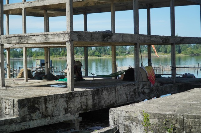 Từ đó đến nay, công trình dự án rơi vào tình trạng bất động. Người của chủ đầu tư là Công ty CP xây dựng và phát triển công nghệ Việt Nam cũng vắng bóng tại công trình. (Ảnh: Tiền Phong).