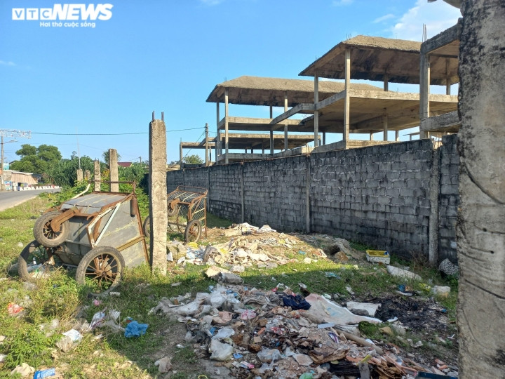 Thông tin từ UBND huyện Phú Vang, chủ đầu tư do thiếu năng lực tài chính khi triển khai dự án chỉ đền bù tiền một phần nhỏ đối với các kiến trúc, lăng mộ và hồ nuôi trồng thủy sản bị ảnh hưởng. Dự án giậm chân tại chỗ qua nhiều năm. Diện tích giải phóng mặt bằng chỉ đạt khoảng 1,83ha, giá trị đền bù mới hơn 3,7 tỷ đồng. (Ảnh: VTC News).