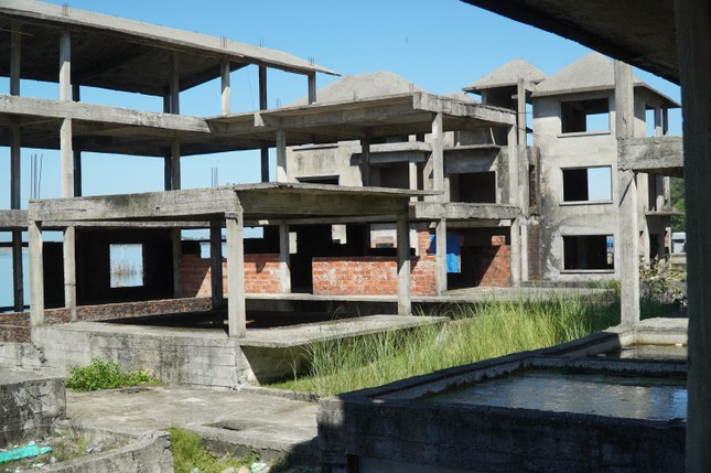 Công trình làm “lấy lệ”, chưa xong phần tô trát (trong tổng số 54 khung nhà) đã dừng thi công vô thời hạn kể từ năm 2012. (Ảnh: Tiền Phong).