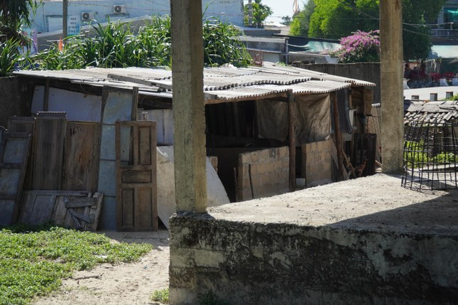 Theo Sở Kế hoạch và Đầu tư Thừa Thiên-Huế, do vướng mắc về công tác đền bù, giải phóng mặt bằng, quy hoạch điều chỉnh quốc lộ 49B, nhà đầu tư chưa quyết liệt trong việc thực hiện các thủ tục đất đai, quy hoạch… nên doanh nghiệp đã kiến nghị tỉnh Thừa Thiên-Huế điều chỉnh giảm quy mô dự án từ hơn 70ha xuống còn 30ha. (Ảnh: Tiền Phong).