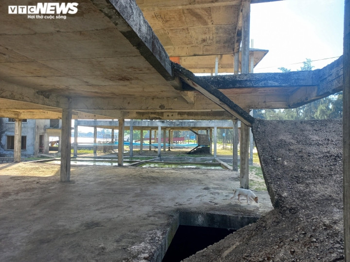 Theo báo Tiền Phong, dự án khu đô thị, nghỉ dưỡng Vinconstec - Huế kết hợp với khu đô thị cao cấp Cồn Sơn ở xã Phú Thuận mặc dù chưa được Nhà nước giao đất, cho thuê đất, nhưng đã tổ chức thi công 10 khung nhà mẫu cao tầng tại khu vực cạnh đầm phá thuộc xã Phú Thuận, gần quốc lộ 49B. (Ảnh: VTC News).