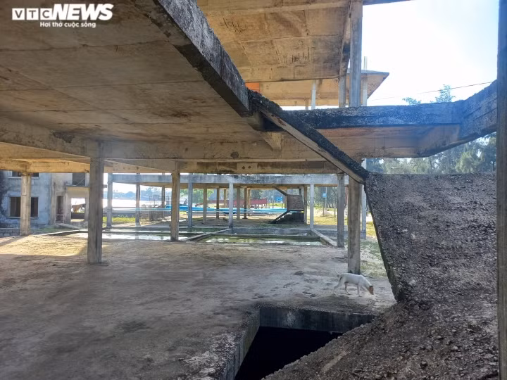 Theo báo Tiền Phong, dự án khu đô thị, nghỉ dưỡng Vinconstec - Huế kết hợp với khu đô thị cao cấp Cồn Sơn ở xã Phú Thuận mặc dù chưa được Nhà nước giao đất, cho thuê đất, nhưng đã tổ chức thi công 10 khung nhà mẫu cao tầng tại khu vực cạnh đầm phá thuộc xã Phú Thuận, gần quốc lộ 49B. (Ảnh: VTC News).