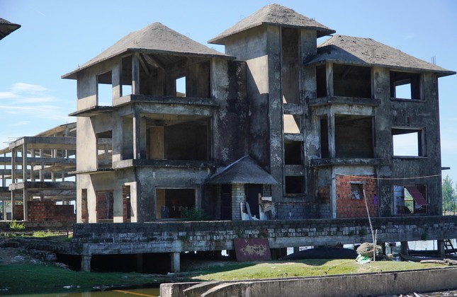 Do chưa được tái đầu tư nên dự án hiện vẫn là những khối bê tông bám đầy rêu mốc, nằm ngổn ngang ngay sát quốc lộ 49 và làm xấu xí hình ảnh của bãi biển du lịch Thuận An. (Ảnh: Tiền Phong).